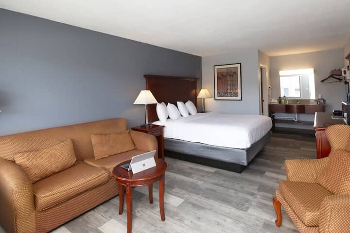 Room 8 of 33